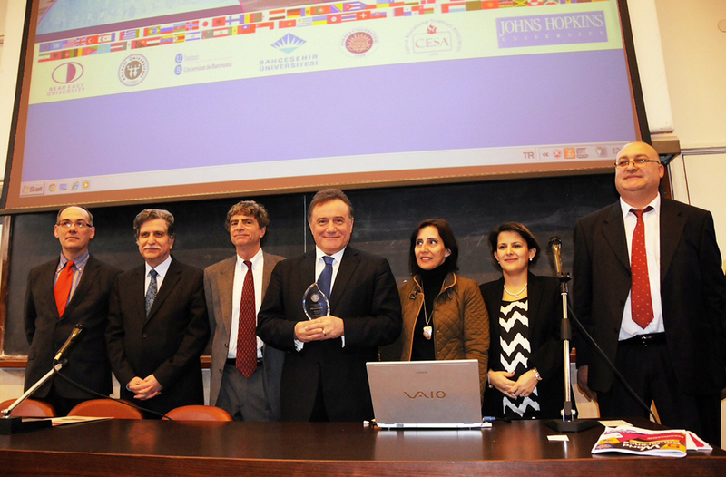 "Global Eğitime Katkı" Ödülü Enver Yücel'in