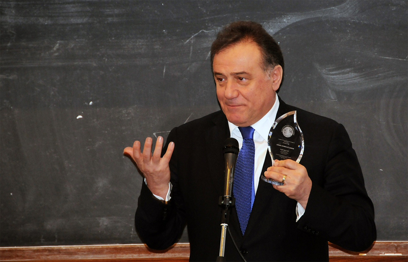 "Global Eğitime Katkı" Ödülü Enver Yücel'in