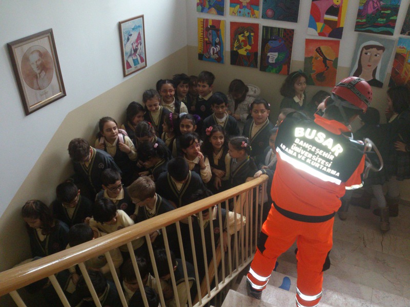 BUSAR İlköğretim Okullarında Tahliye Tatbikatı Yapıyor