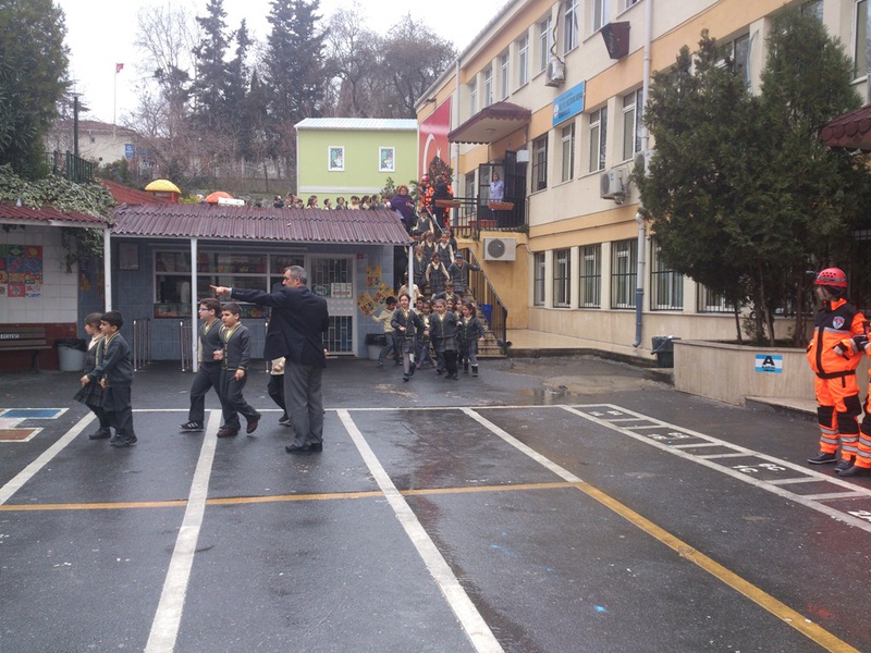 BUSAR İlköğretim Okullarında Tahliye Tatbikatı Yapıyor