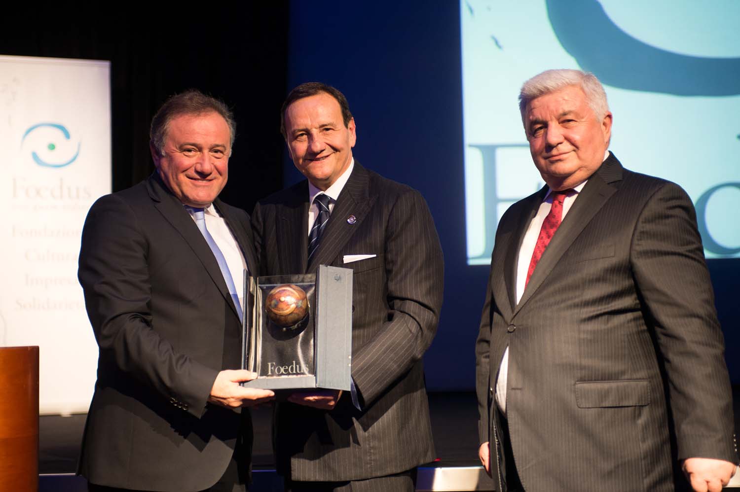 Enver Yücel'e “Foedus Özel Ödülü” 
