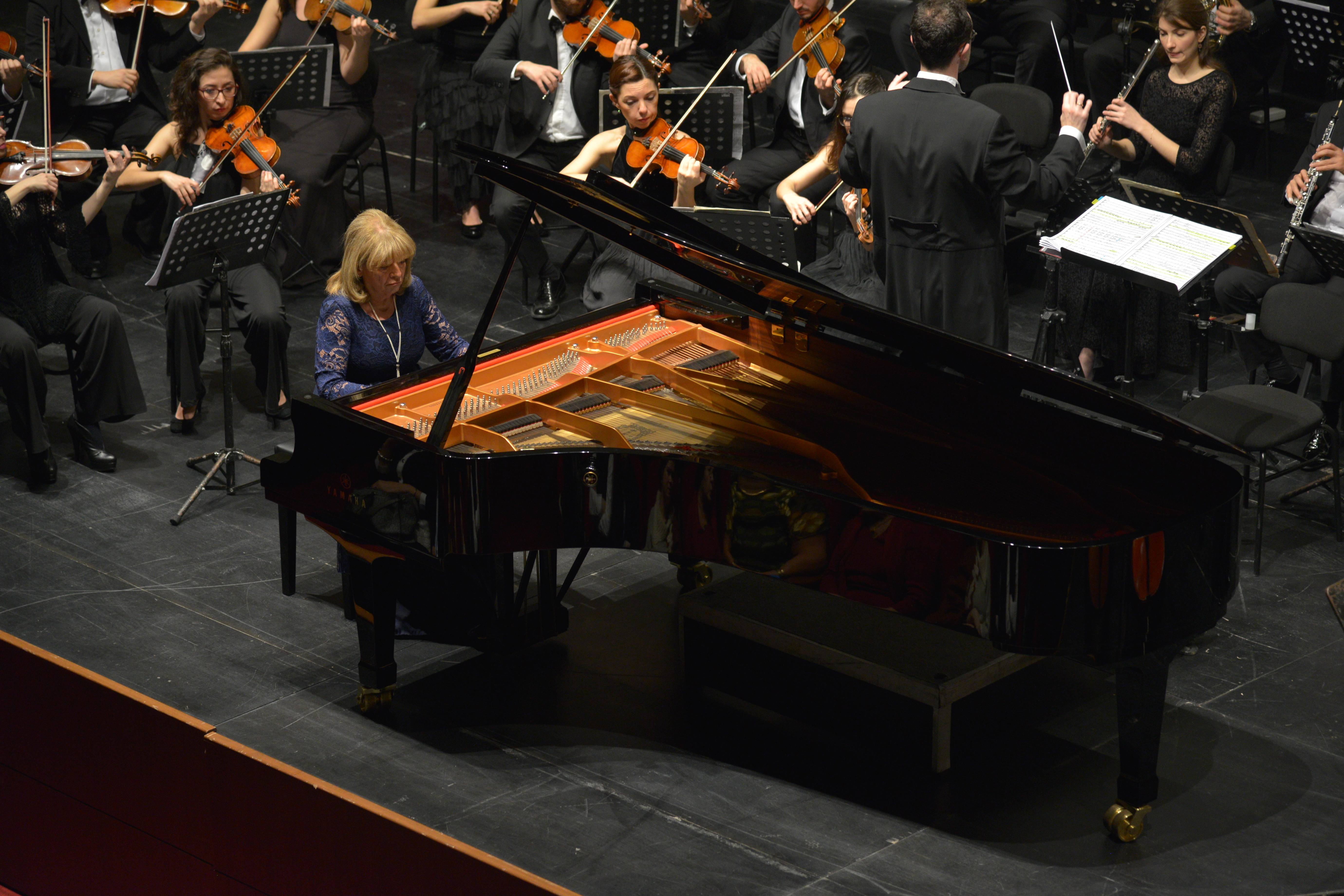 BAU Oda Orkestrası İdil Biret'e Eşlik Etti