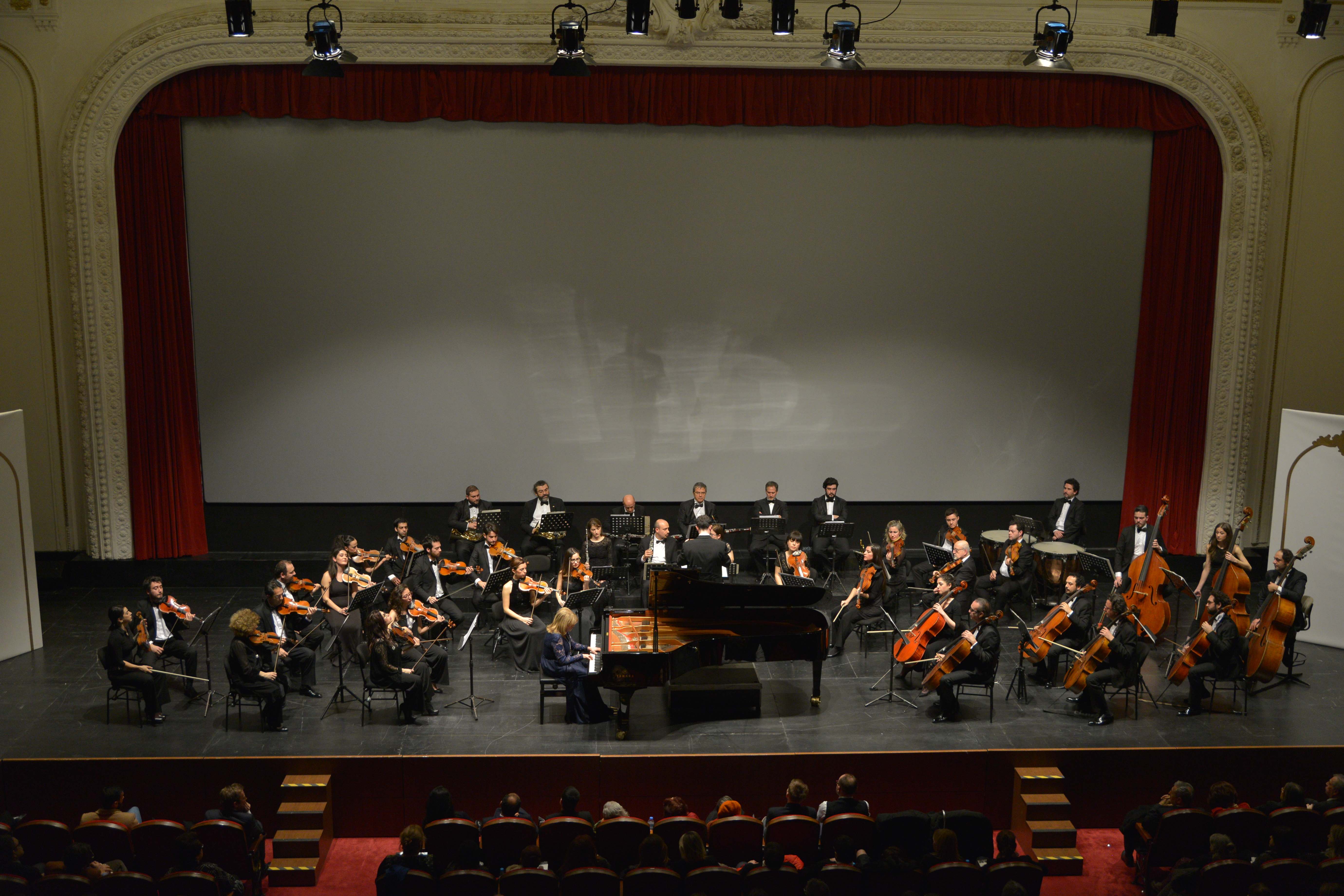 BAU Oda Orkestrası İdil Biret'e Eşlik Etti