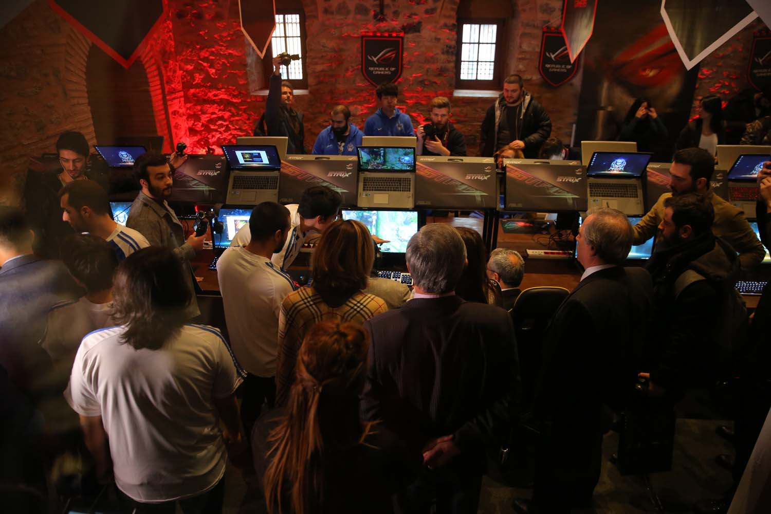 ASUS ve BAU Güçlerini Espor İçin Birleştirdi