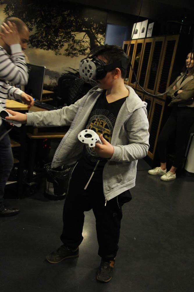 Disleksili Çocuklar VR ile Sanal Gezintiye Çıktı, Graffiti ile Beşiktaş Duvarlarını Renklendirdi