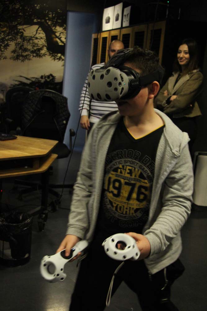 Disleksili Çocuklar VR ile Sanal Gezintiye Çıktı, Graffiti ile Beşiktaş Duvarlarını Renklendirdi