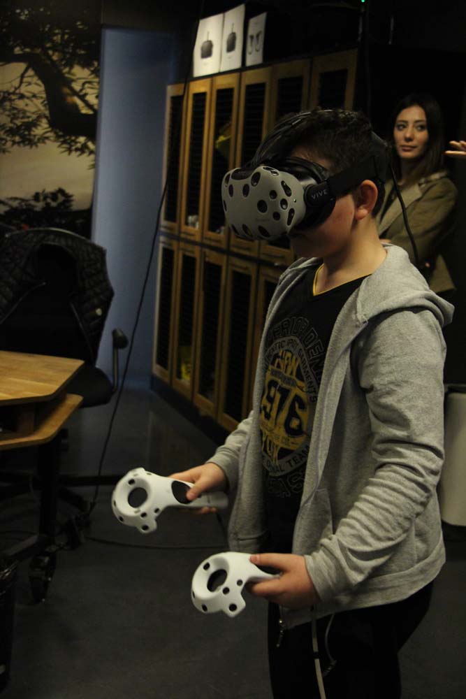 Disleksili Çocuklar VR ile Sanal Gezintiye Çıktı, Graffiti ile Beşiktaş Duvarlarını Renklendirdi