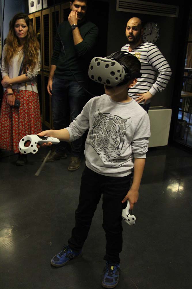 Disleksili Çocuklar VR ile Sanal Gezintiye Çıktı, Graffiti ile Beşiktaş Duvarlarını Renklendirdi