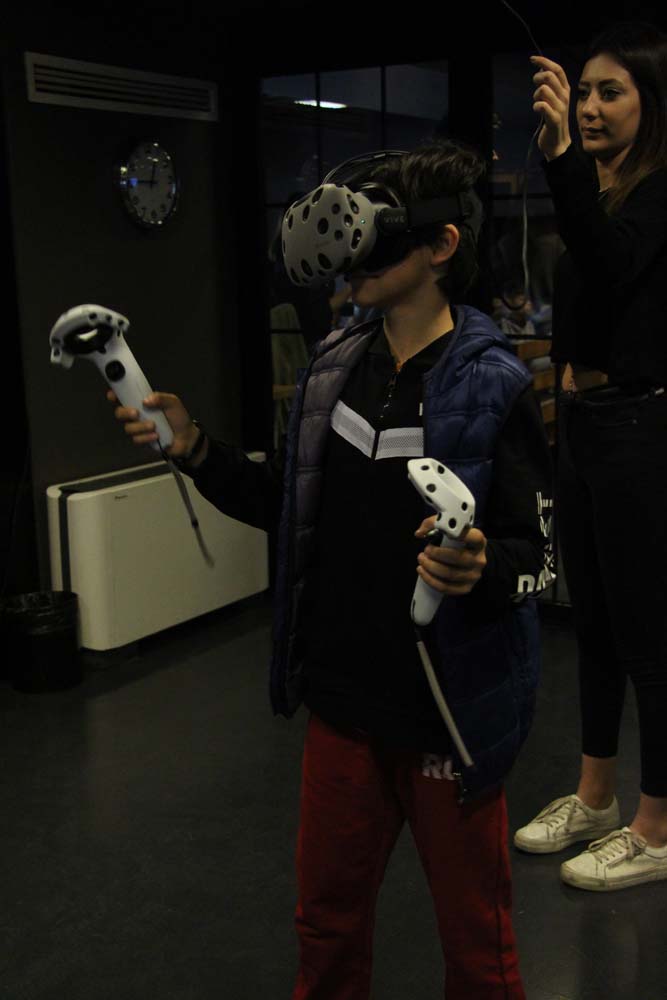 Disleksili Çocuklar VR ile Sanal Gezintiye Çıktı, Graffiti ile Beşiktaş Duvarlarını Renklendirdi