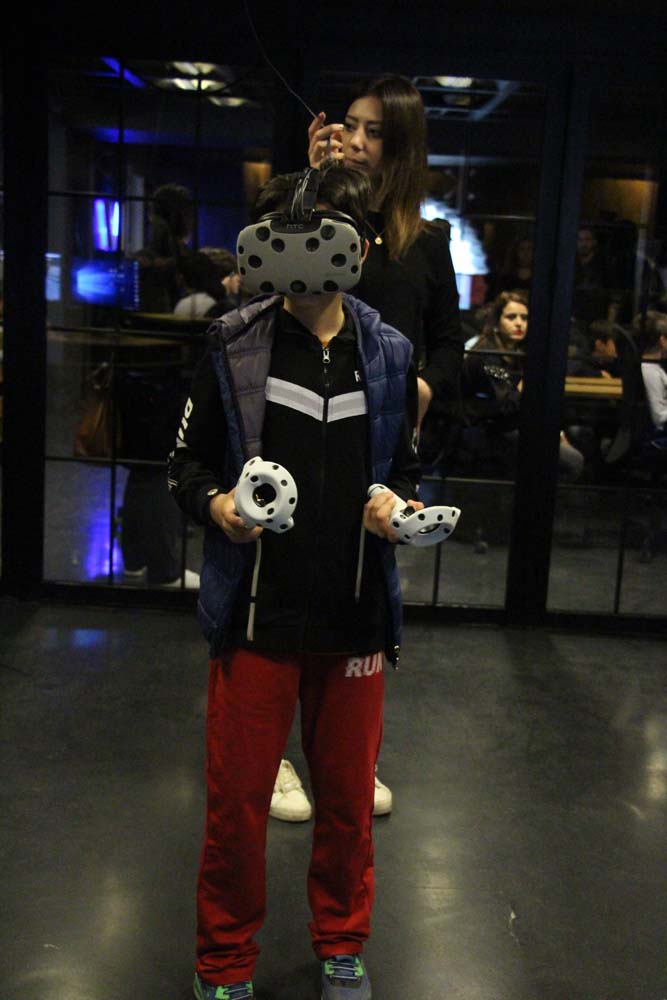 Disleksili Çocuklar VR ile Sanal Gezintiye Çıktı, Graffiti ile Beşiktaş Duvarlarını Renklendirdi