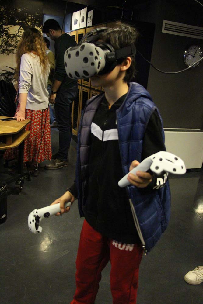 Disleksili Çocuklar VR ile Sanal Gezintiye Çıktı, Graffiti ile Beşiktaş Duvarlarını Renklendirdi