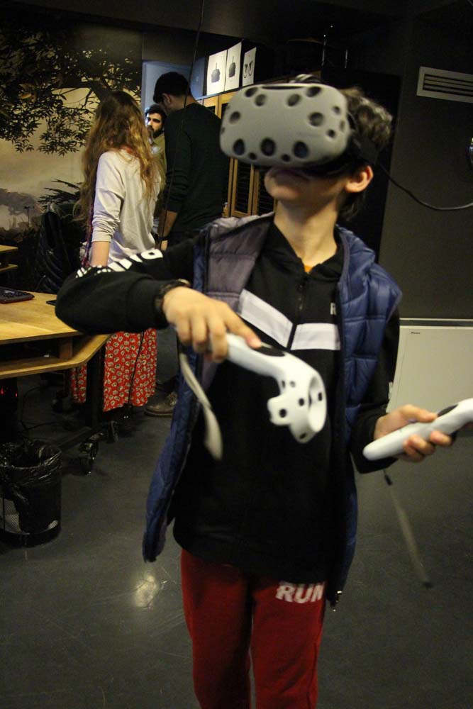 Disleksili Çocuklar VR ile Sanal Gezintiye Çıktı, Graffiti ile Beşiktaş Duvarlarını Renklendirdi