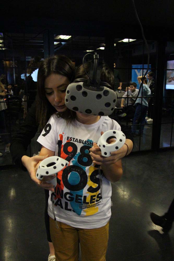 Disleksili Çocuklar VR ile Sanal Gezintiye Çıktı, Graffiti ile Beşiktaş Duvarlarını Renklendirdi