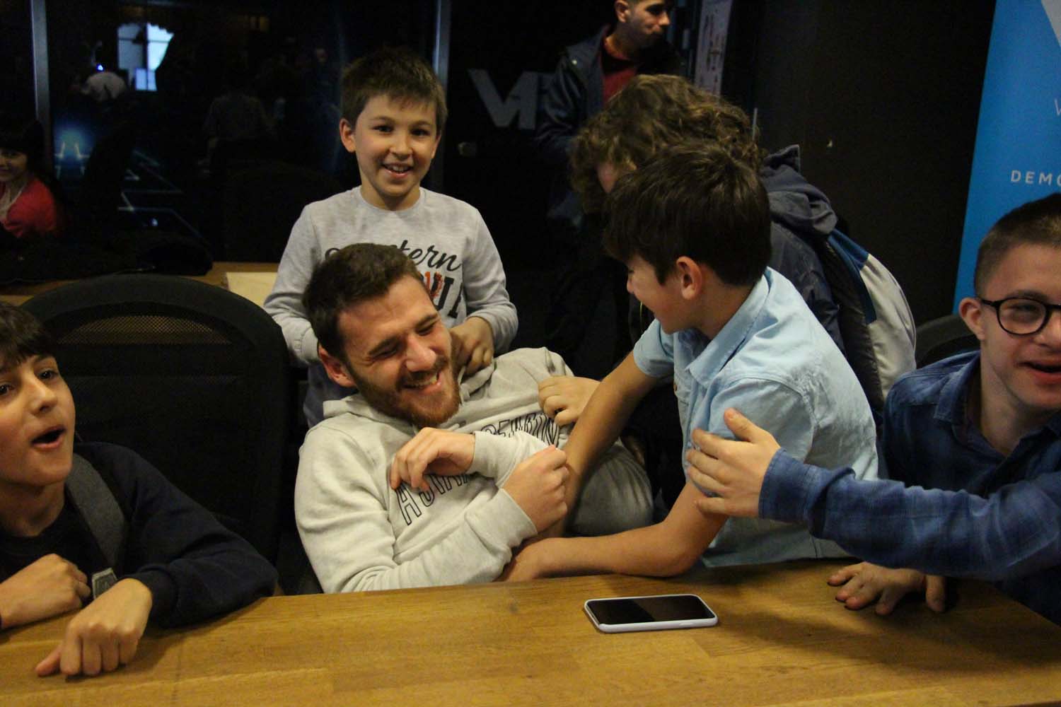 Disleksili Çocuklar VR ile Sanal Gezintiye Çıktı, Graffiti ile Beşiktaş Duvarlarını Renklendirdi