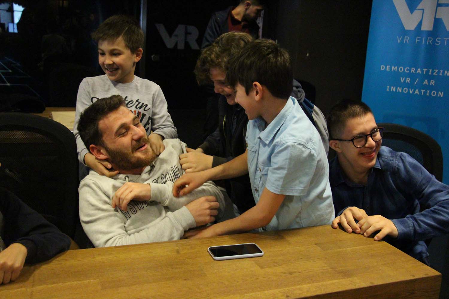 Disleksili Çocuklar VR ile Sanal Gezintiye Çıktı, Graffiti ile Beşiktaş Duvarlarını Renklendirdi