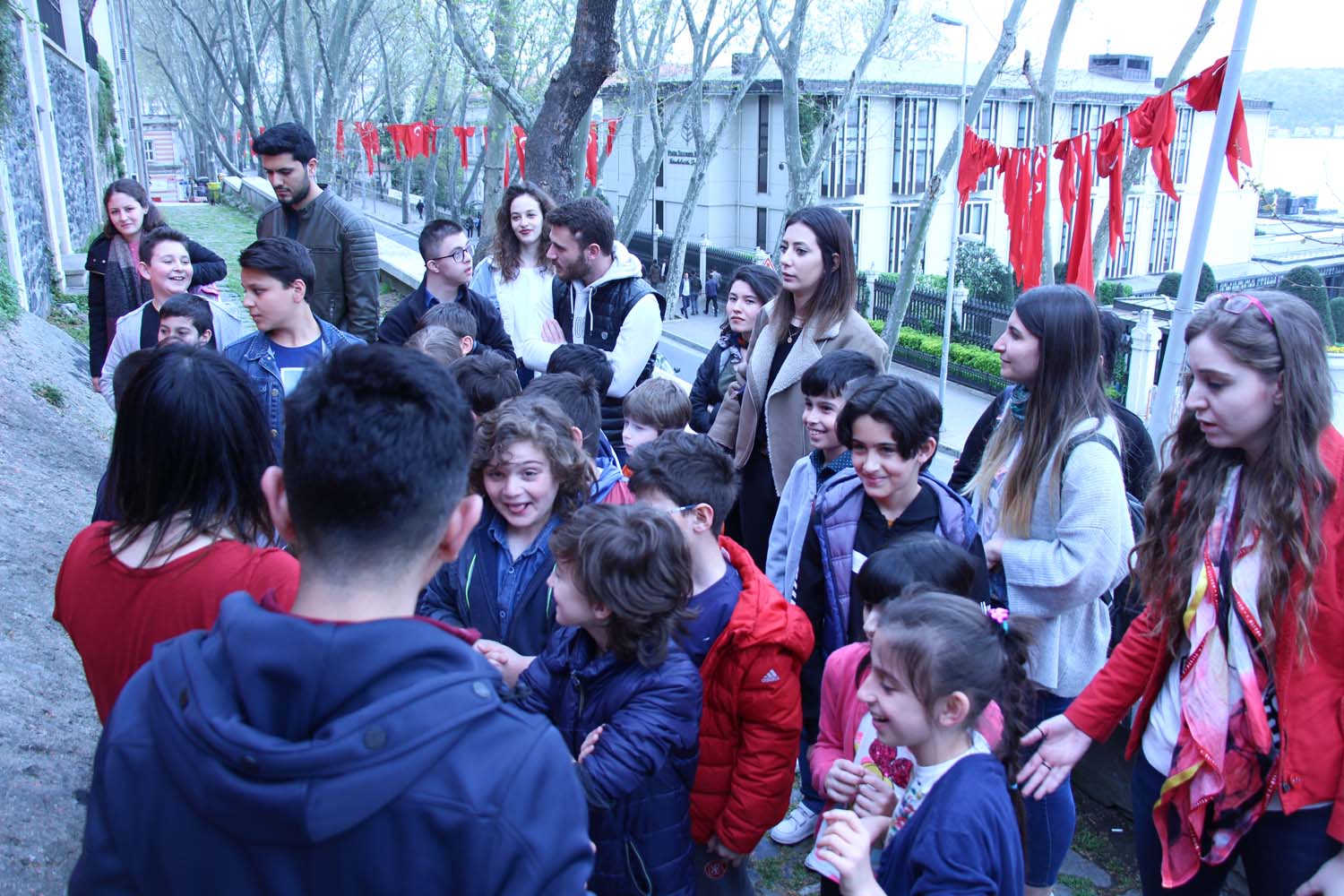 Disleksili Çocuklar VR ile Sanal Gezintiye Çıktı, Graffiti ile Beşiktaş Duvarlarını Renklendirdi