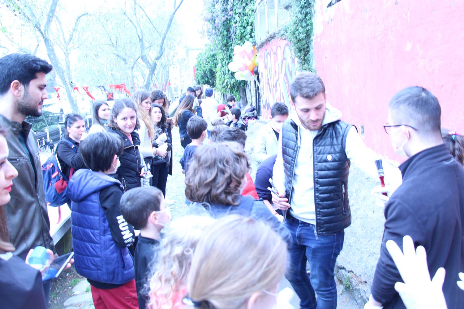 Disleksili Çocuklar VR ile Sanal Gezintiye Çıktı, Graffiti ile Beşiktaş Duvarlarını Renklendirdi