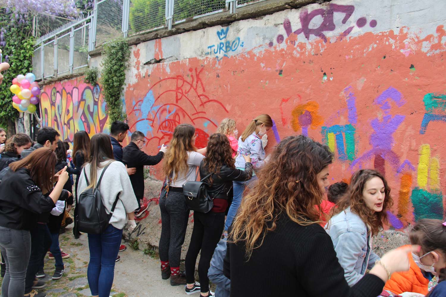 Disleksili Çocuklar VR ile Sanal Gezintiye Çıktı, Graffiti ile Beşiktaş Duvarlarını Renklendirdi