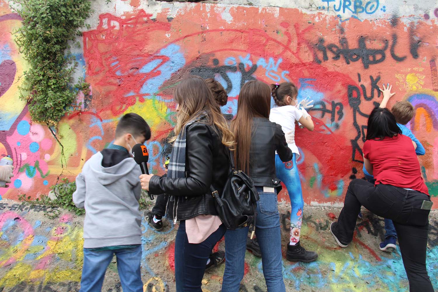 Disleksili Çocuklar VR ile Sanal Gezintiye Çıktı, Graffiti ile Beşiktaş Duvarlarını Renklendirdi
