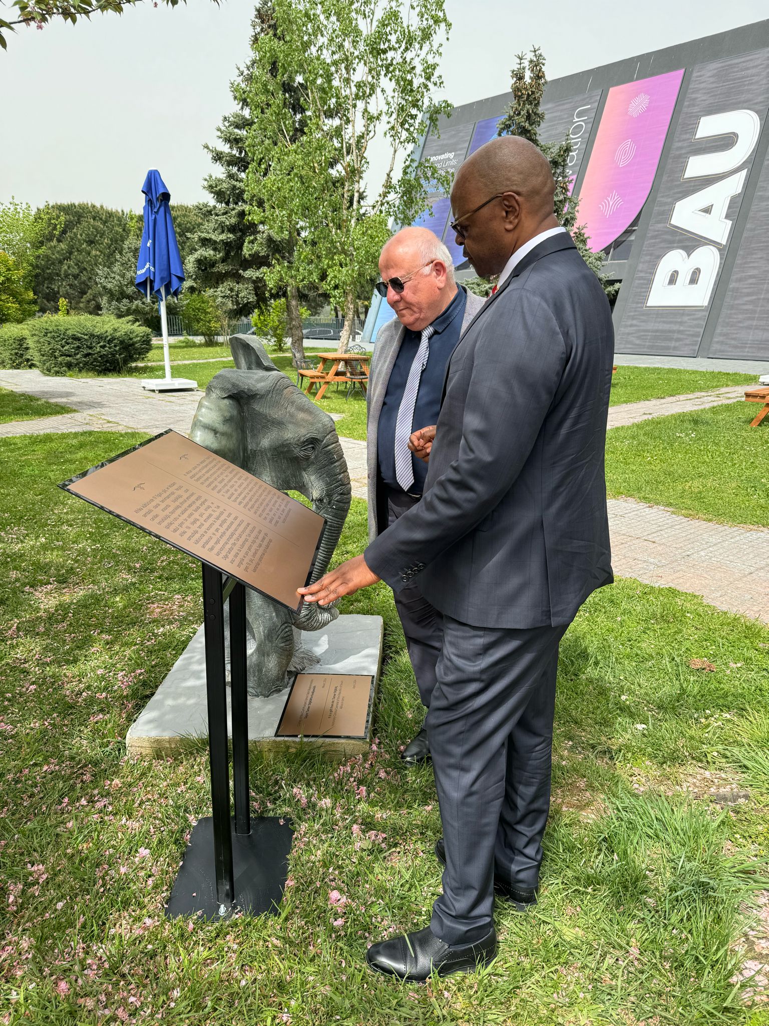 Güney Afrika Cumhuriyeti Fahri Konsolosundan Üniversitemize Anlamlı Hediye